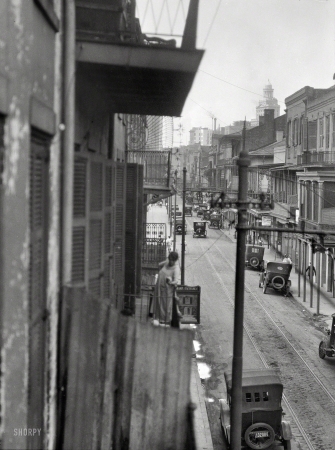 Photo showing: Balcony View -- Circa 1923. Street scene, New Orleans.