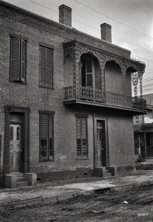 Photo showing: Mal Temps -- Circa 1920. Two-story houses, New Orleans.