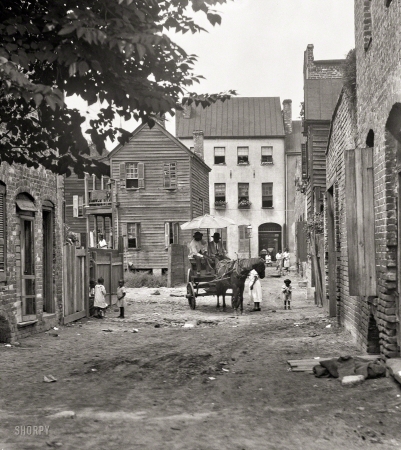 Photo showing: Gaslight Alleyway -- Charleston, South Carolina, circa 1920. Street scene with horse and wagon.