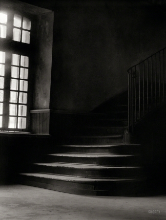 Photo showing: Stair Noir -- Circa 1925. Stairway in the old Ursuline convent, New Orleans.