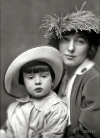 Photo showing: Portrait of Evelyn -- New York, 1913. Mrs. Evelyn Nesbit Thaw and son.