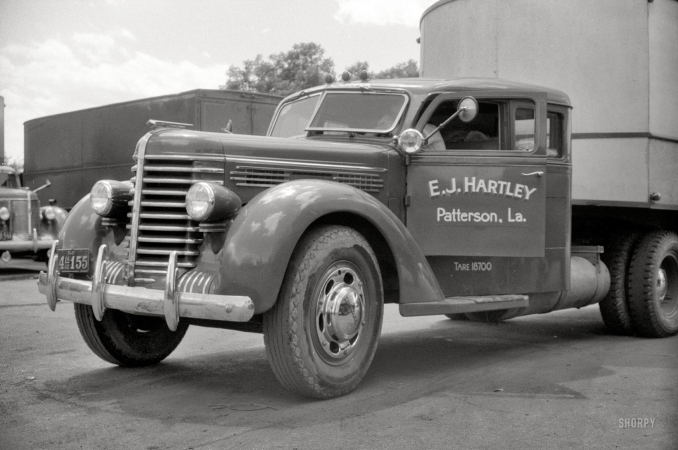Photo showing: Diamond T -- June 1940. Washington, D.C. At a truck service station on U.S. 1 (New York Avenue).
