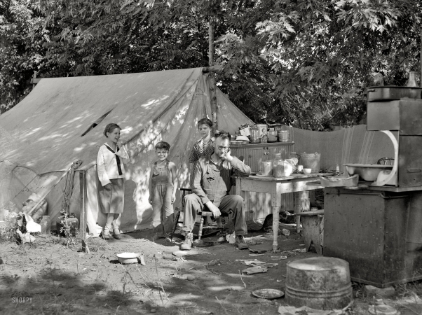 Photo showing: Modern Family: 1936 -- Family of migratory fruit workers. Yakima, Washington.