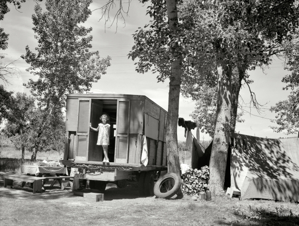 Photo showing: Gypsy Life -- July 1936. Child of migratory fruit workers from Missouri in Yakima, Washington.