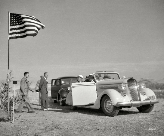 Photo showing: FDR in North Dakota -- August 1936. President Roosevelt greeted on tour of drought area. Near Bismarck, North Dakota.