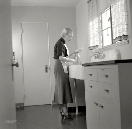 Photo showing: Real Simple Kitchen -- November 1936. Interior of house. Greenbelt, Maryland.