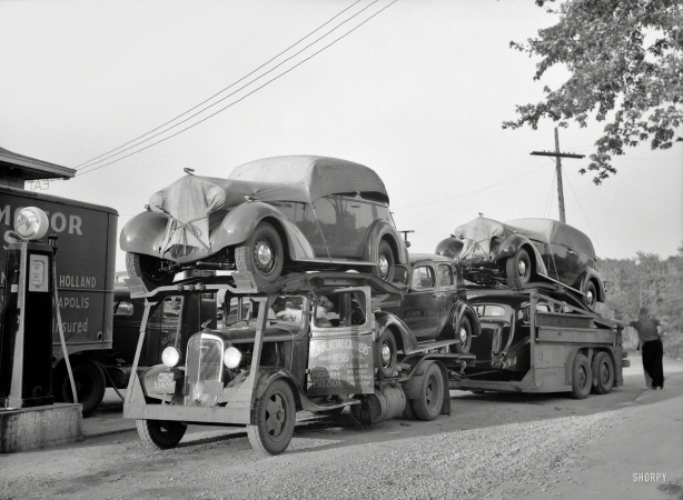 Photo showing: Globe Gasoline -- May 1936, somewhere in Indiana. Auto transport at gas station.