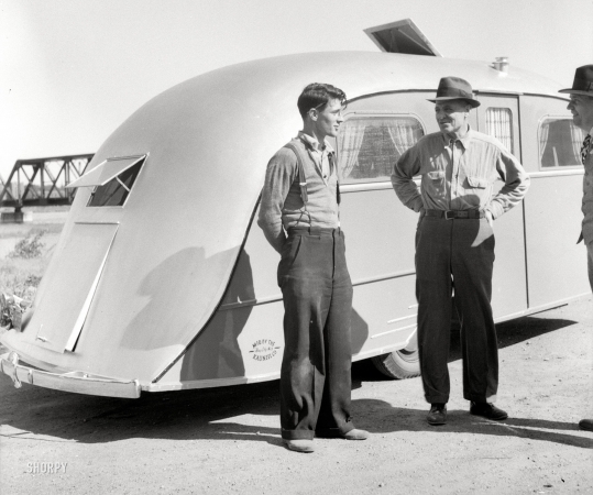 Photo showing: Kauneel Trailer -- May 1936. Messrs. Kaunitz, father and son, pioneers in auto trailers
using yacht construction methods. Bay City, Michigan.