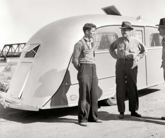 Photo showing: Kauneel Trailer -- May 1936. Messrs. Kaunitz, father and son, pioneers in auto trailers
using yacht construction methods. Bay City, Michigan.