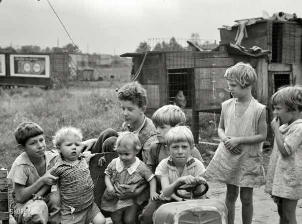 Photo showing: Ragamuffin Wagon -- September 1937. Children living on the outskirts of Washington, D.C.
