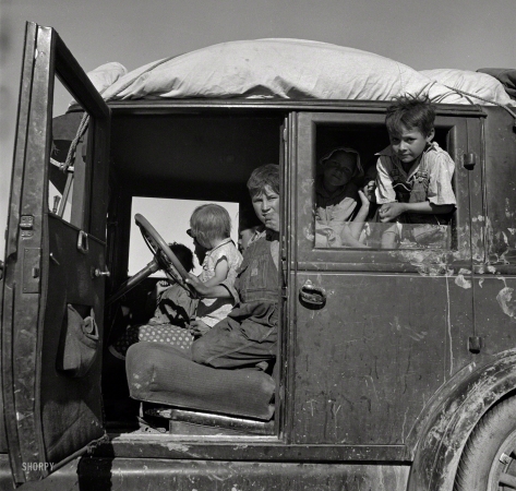 Photo showing: Migrant Moppets -- March 1937. Migrant children from Oklahoma on California highway. 
