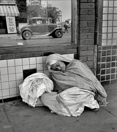 Photo showing: Sleeping Gypsy -- June 1938. She awaits the international streetcar at a corner
in El Paso, Texas, to return across the bridge to Mexico. 
