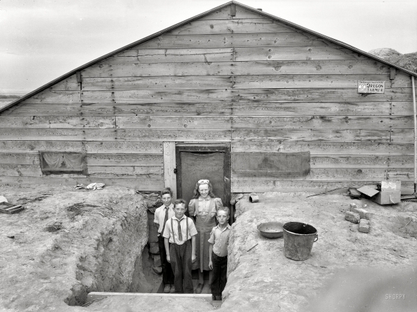 Photo showing: Down Home -- The Free children in doorway of their dugout home in Sunday clothes. Dead Ox Flat, Oregon, October 1939.