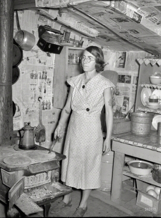 Photo showing: Tat Mom -- January 1939. Mother of family on relief living in shanty at city dump. Herrin, Illinois.