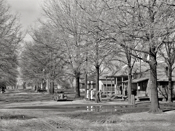 Photo showing: Gasoline Allee -- January 1939. Main Street in Jerome, Arkansas.