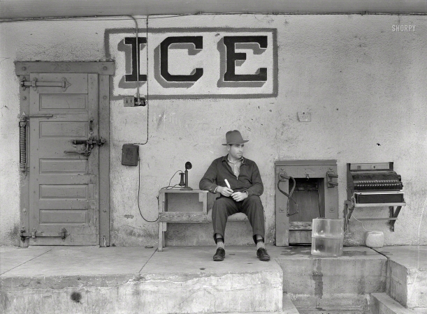 Photo showing: Ice Inc. -- February 1939. Ice for sale. Harlingen, Texas.
