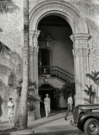 Photo showing: Roney Plaza -- April 1939. Collins Avenue. Entrance to one of Miami Beach's better hotels.