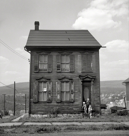Photo showing: Be It Ever So Humble -- August 1940. Old house in Upper Mauch Chunk, Pennsylvania. In the background is East Mauch Chunk.
