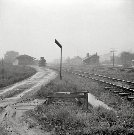 Photo showing: Foggy Fort Hunter -- October 1941. Freight and passenger station. Fort Hunter, New York.