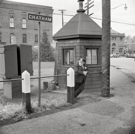 Photo showing: Chatham Xing -- October 1941. Railway crossing in Chatham, New York.