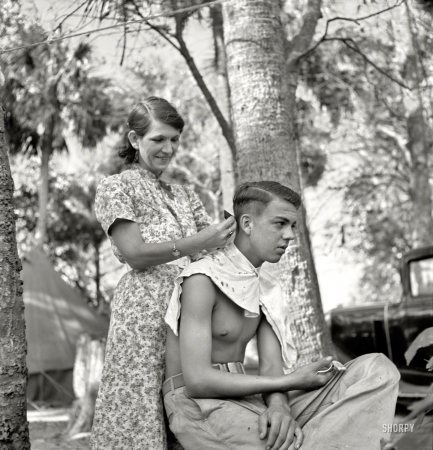 Photo showing: Fresh Cut -- February 1939. Packinghouse workers in migrant labor camp near Canal Point, Florida.