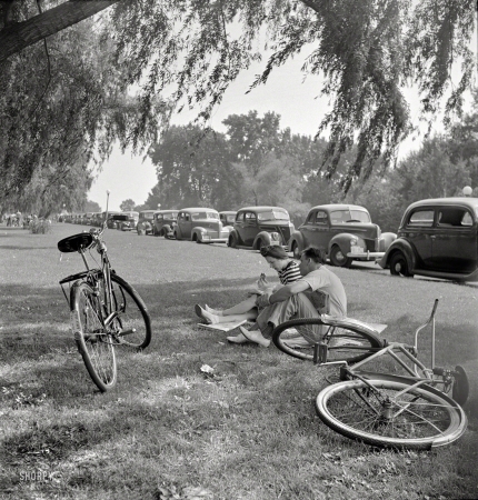 Photo showing: The Summer of 42 -- July 1942. Sunday loungers at Hains Point.