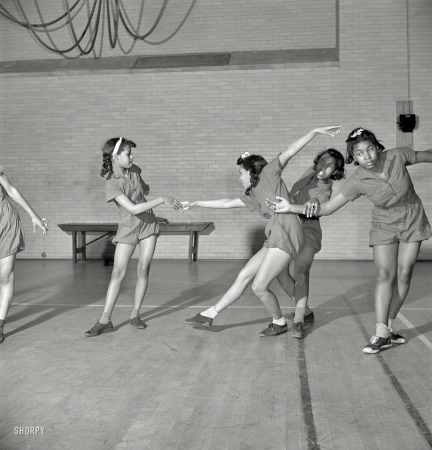 Photo showing: Danse Moderne -- March 1942. Washington, D.C. Dancing class at an elementary school.