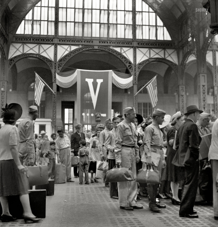 Photo showing: Victory Station -- August 1942. Crowds at Pennsylvania Station, New York.