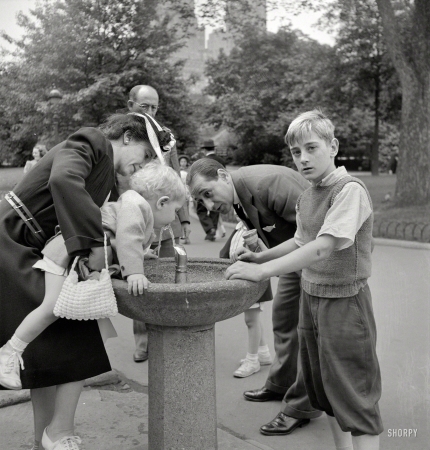 Photo showing: Fountain of Youths -- September 1942. New York. Drinking fountain in Central Park on Sunday.