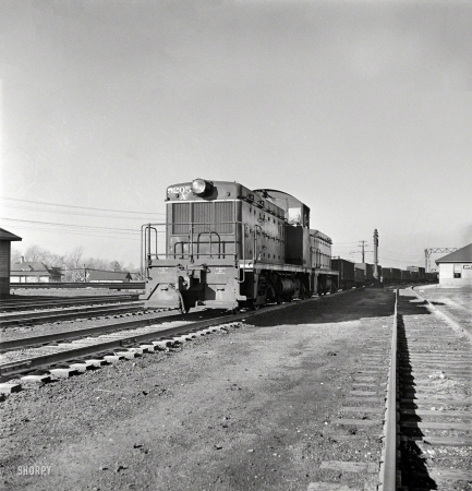Photo showing: Engine 9205A -- November 1942. Chicago, Illinois. Giant diesel-electric locomotive at Illinois Central rail yard.
