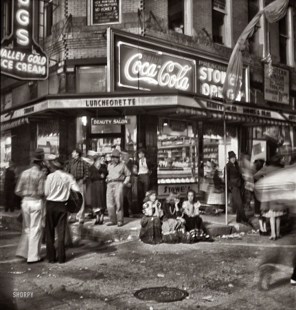 Photo showing: Drugstore Noir -- July 1940. Street scene at the fiesta in Santa Fe, New Mexico.