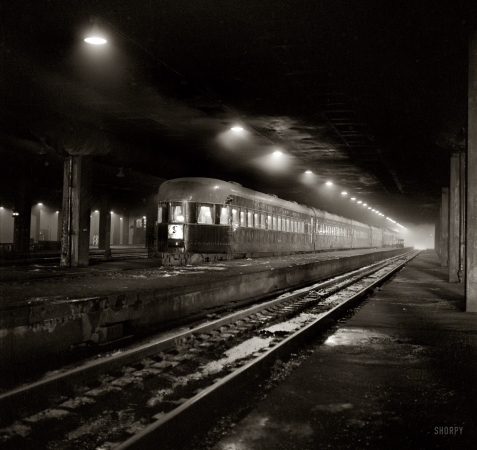 Photo showing: Underground Railroad -- January 1943. Chicago, Ill. A Baltimore & Ohio train about to depart from
Union Station via the Alton Road to Saint Louis. The streamliner Abraham Lincoln.