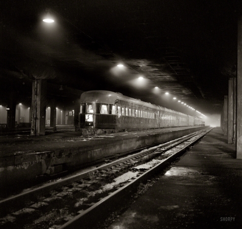 Photo showing: Underground Railroad -- January 1943. Chicago, Ill. A Baltimore & Ohio train about to depart from
Union Station via the Alton Road to Saint Louis. The streamliner Abraham Lincoln.