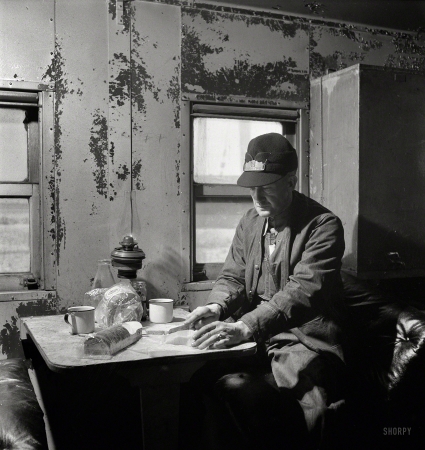Photo showing: Caboose Cuisine -- March 1943. Conductor George E. Burton, having lunch in the caboose on
the Atchison, Topeka & Santa Fe between Chicago and Chillicothe.