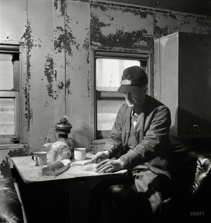 Photo showing: Caboose Cuisine -- March 1943. Conductor George E. Burton, having lunch in the caboose on
the Atchison, Topeka & Santa Fe between Chicago and Chillicothe.