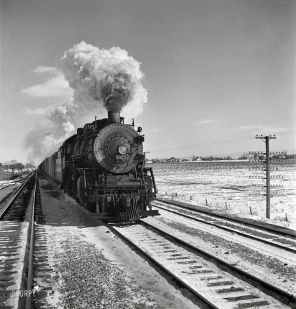 Photo showing: Iron Dragon -- March 1943. On the Atchison, Topeka & Santa Fe between Chicago and Chillicothe, Illinois.
