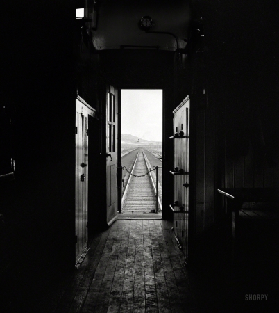 Photo showing: The Doors of Perception -- March 1943. View from caboose on the Atchison, Topeka
& Santa Fe Railroad between Belen and Gallup, New Mexico.