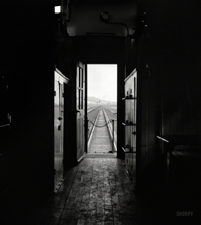 Photo showing: The Doors of Perception -- March 1943. View from caboose on the Atchison, Topeka
& Santa Fe Railroad between Belen and Gallup, New Mexico.