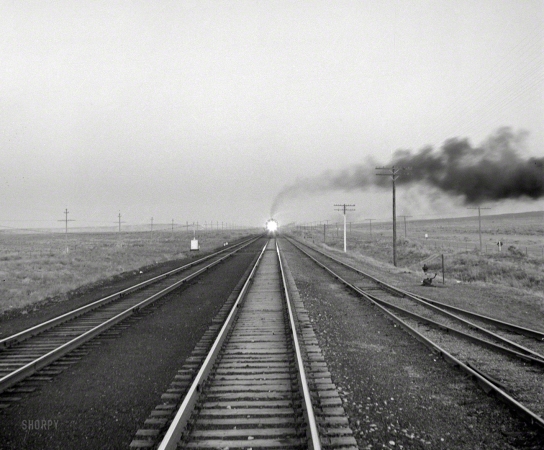 Photo showing: Vanishing Point -- March 1943. On the Atchison, Topeka & Santa Fe between Belen and Gallup, New Mexico.