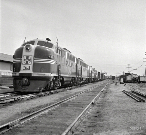 Photo showing: Diesel Freight -- March 1943. Flagstaff, Arizona. Diesel locomotive entering town along the
Atchison, Topeka & Santa Fe Railroad between Winslow and Seligman.