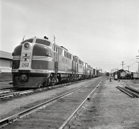 Photo showing: Diesel Freight -- March 1943. Flagstaff, Arizona. Diesel locomotive entering town along the
Atchison, Topeka & Santa Fe Railroad between Winslow and Seligman.