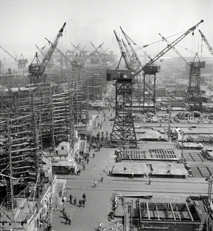 Photo showing: Bethlehem-Fairfield -- May 1943. Bethlehem-Fairfield shipyards, Baltimore. 'Liberty ship' cargo transports. 