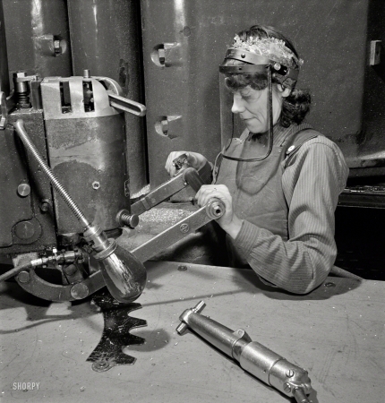 Photo showing: Rosie the Router -- December 1942. Mary Miller, operator of a router at the Boeing plant
in Seattle, drills holes in a part for a new B-17F (Flying Fortress) bomber.