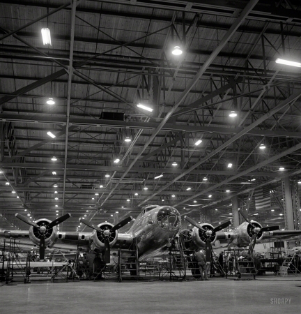 Photo showing: Flying Fortress -- December 1942. Production. B-17 heavy bomber. A nearly complete B-17F 'Flying Fortress' at Boeing's Seattle plant. 