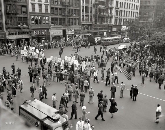 Photo showing: D-Day Parade -- New York, June 6, 1944. Part of the parade on D-Day, Madison Square.