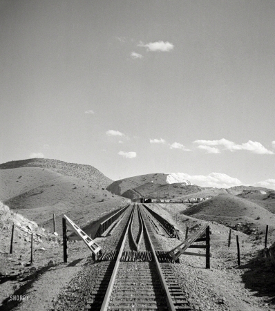 Photo showing: Cloud Mountain -- March 1943. Coming out of the mountains on the Atchison, Topeka & Santa Fe
between Vaughn and Belen, New Mexico, into the Rio Grande River Valley.