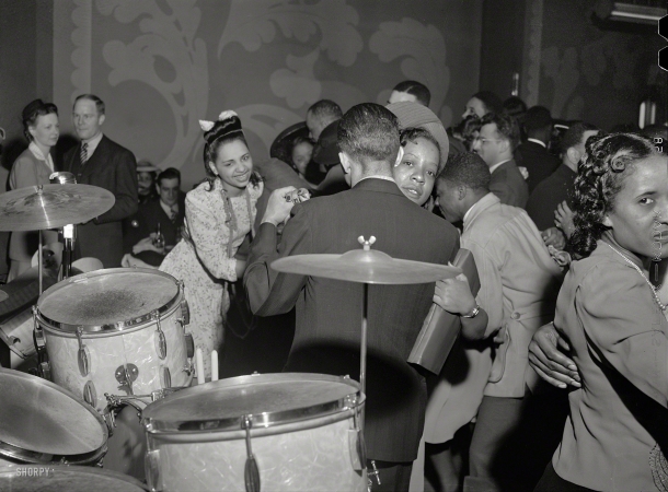 Photo showing: Club DeLisa -- Chicago, April 1942. Dancing to the music of Red Saunders and his band at the Club DeLisa.