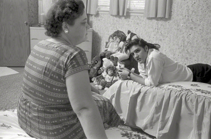 Photo showing: Heart to Heart -- 1956. A young Elvis Presley at home with his mom in Memphis.