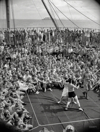 Photo showing: Battleship -- Circa 1940. Boxing match in progress on the deck of New Zealand troopship
Dominion Monarch, carrying 2nd Echelon 4th Reinforcements to the United Kingdom.
