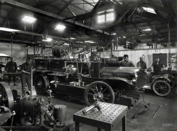 Photo showing: Merryweather Fire Engine -- New Zealand circa 1921. Wanganui Fire Brigade's Merryweather fire engine, probably in Chavannes Garage.